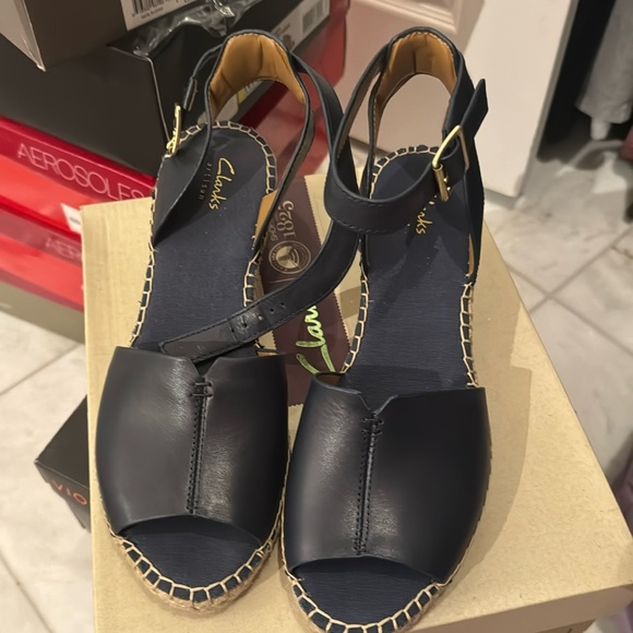 Clarks artesian collection navy blue sandals, 8.5 brand new inbox - Picture 1 of 4